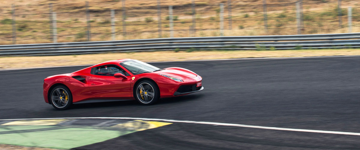 Conducir un Ferrari 488 en el Circuito del Jarama RACE de Madrid